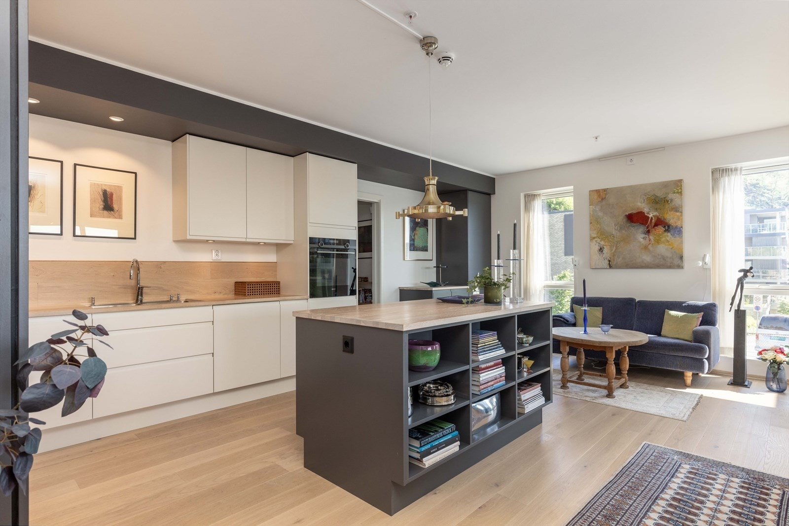 Åpen løsning til kjøkkenet, med stor kjøkkenøy Galleribilde