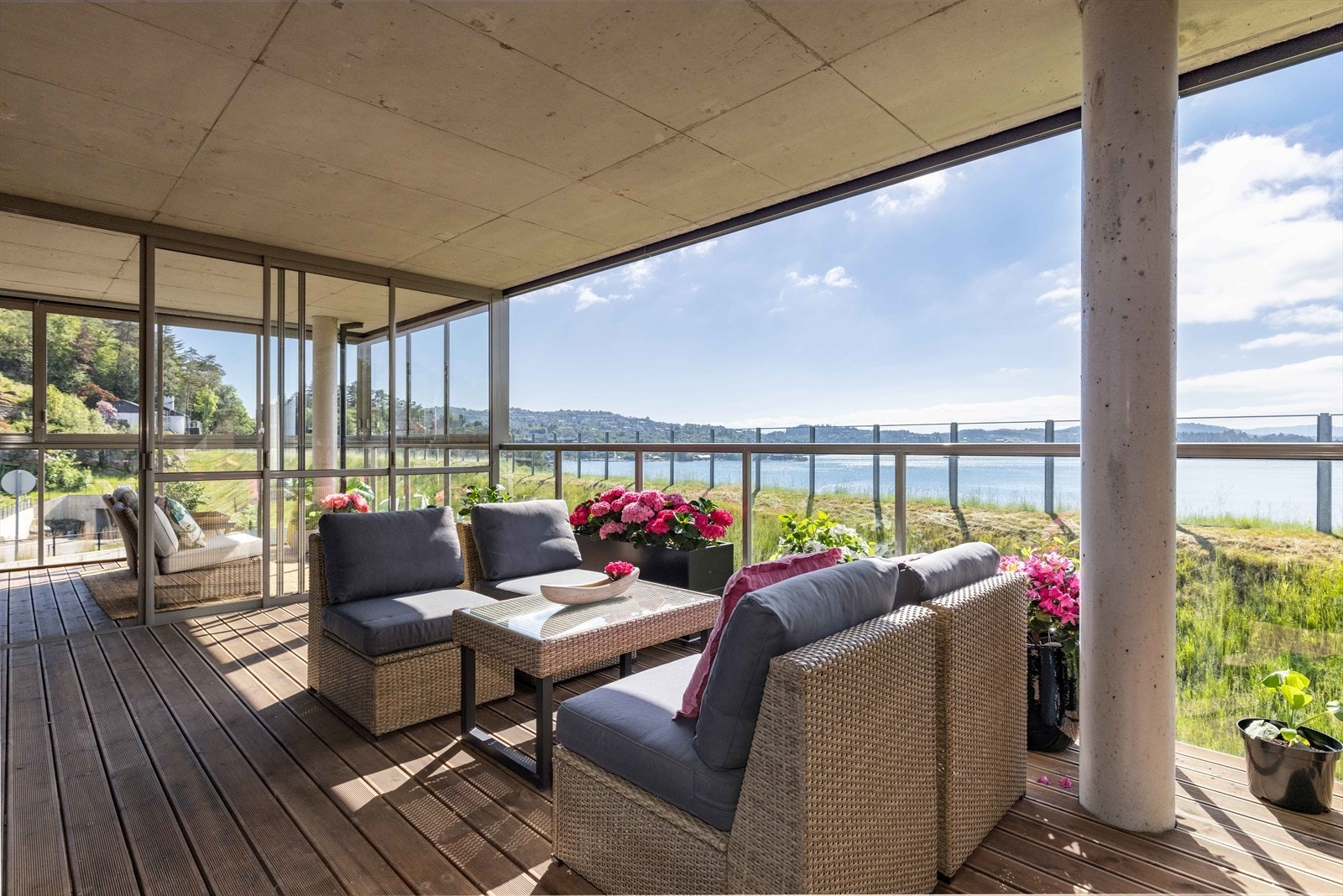 Leiligheten har 2 terrasser som sikrer sol fra tidlig morgen til helt sen kveld Galleribilde