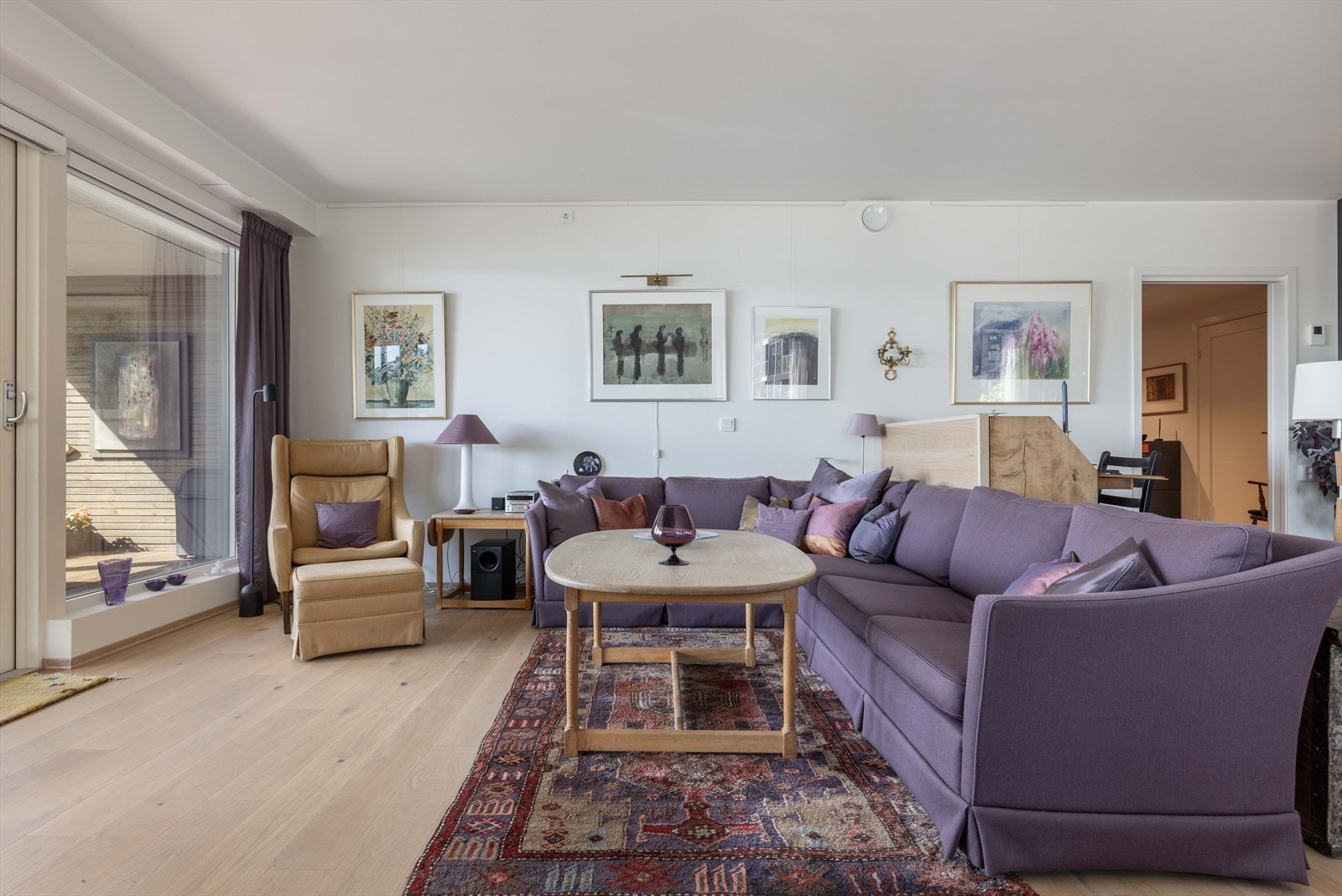 God plass til å innrede med stor salonggruppe Galleribilde