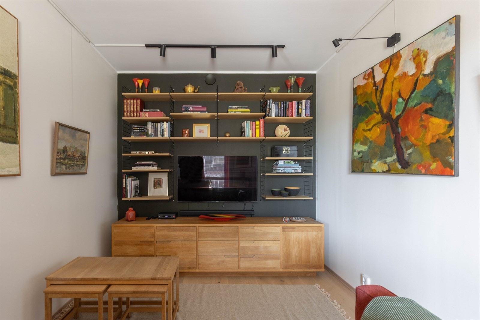 Et herlig rom, med plass til stor sofa og TV Galleribilde