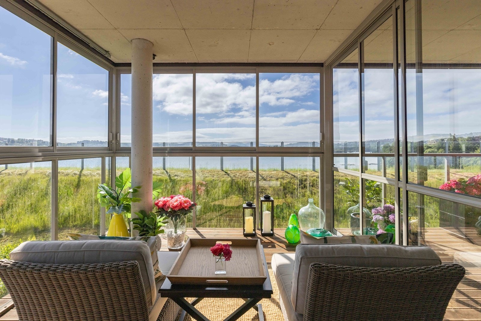 Den innglassede delen av terrassen har et bredt bruksområde, også når været ikke spiller på lag Galleribilde