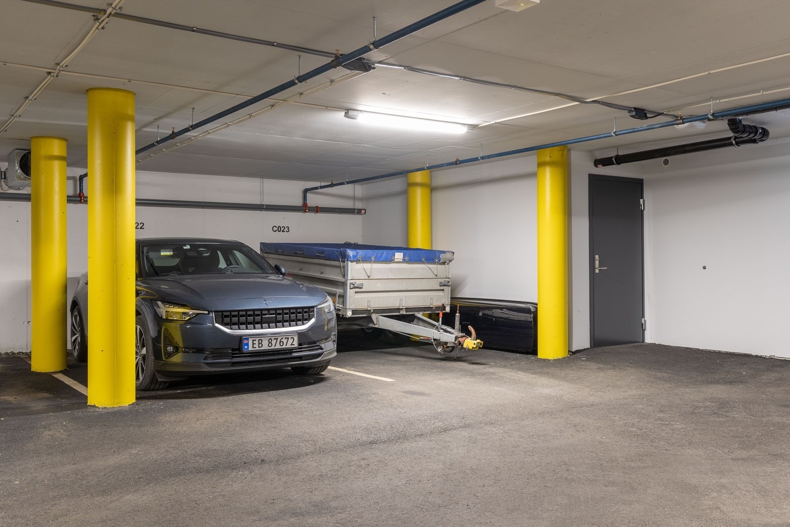 Leiligheten har 2 parkeringsplasser like ved hverandre, med felles ladepunkt. Det er også sportsbod i garasjekjeller. Galleribilde