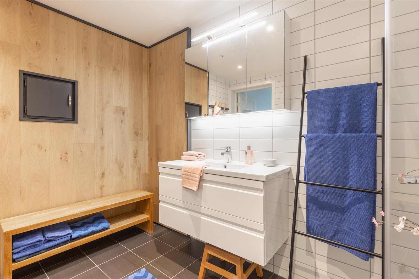 Oppgradert med stilig kontrastvegg i tre Galleribilde