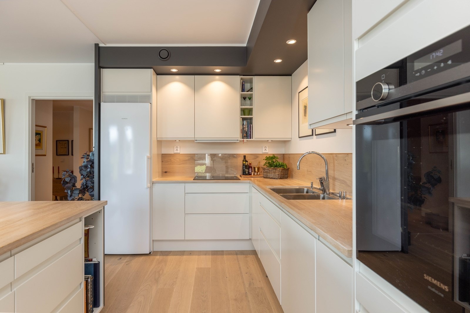 Skuffer på den ene siden av kjøkkenøyen Galleribilde