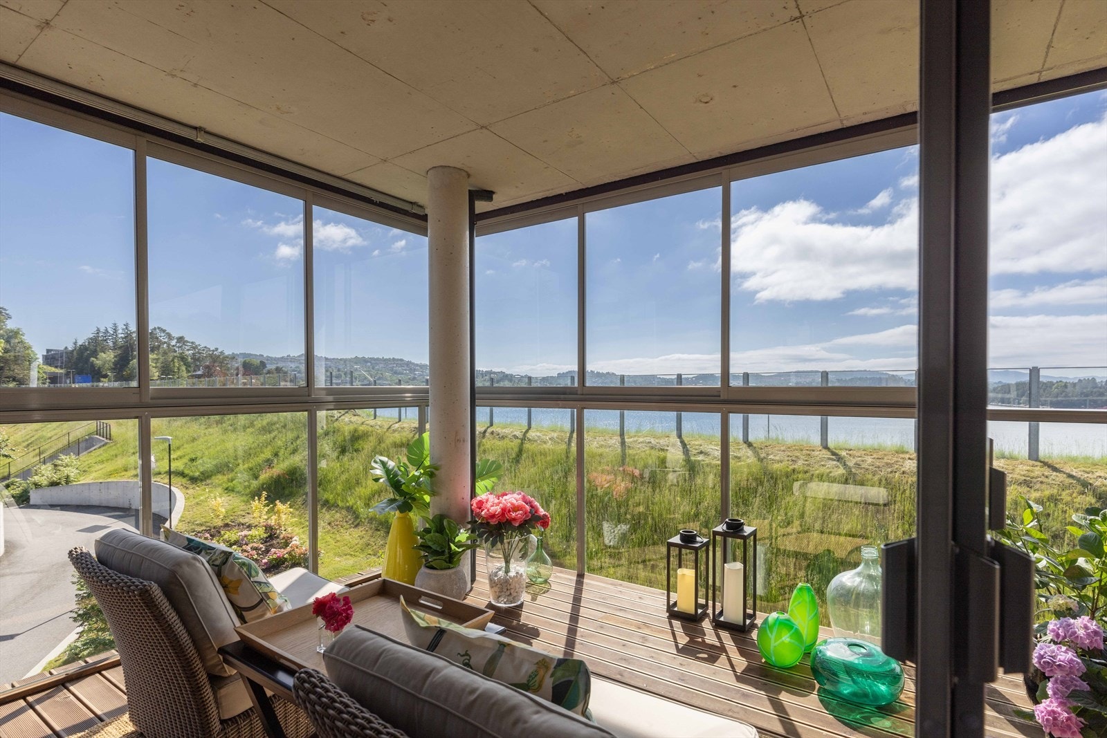 Det er svært lite støy og lunt og godt på den innglassede terrassen Galleribilde