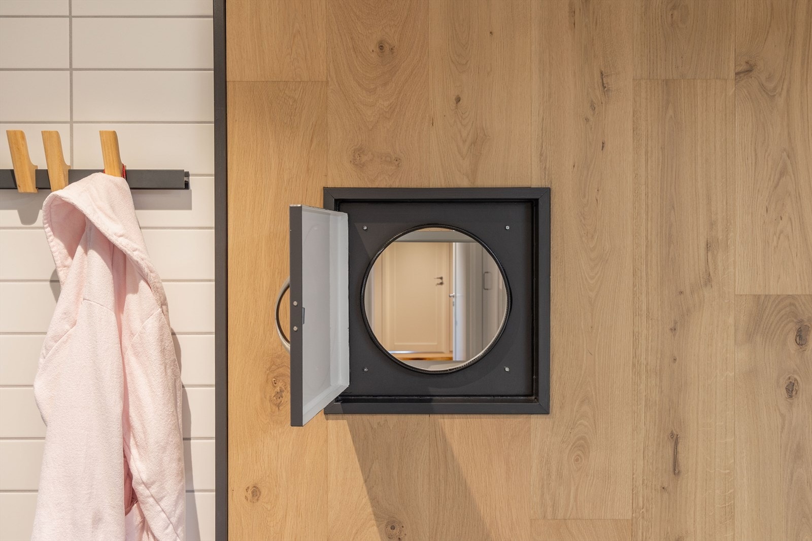 Smart løsning med luke inn til vaskerommet, for skittentøy. Galleribilde