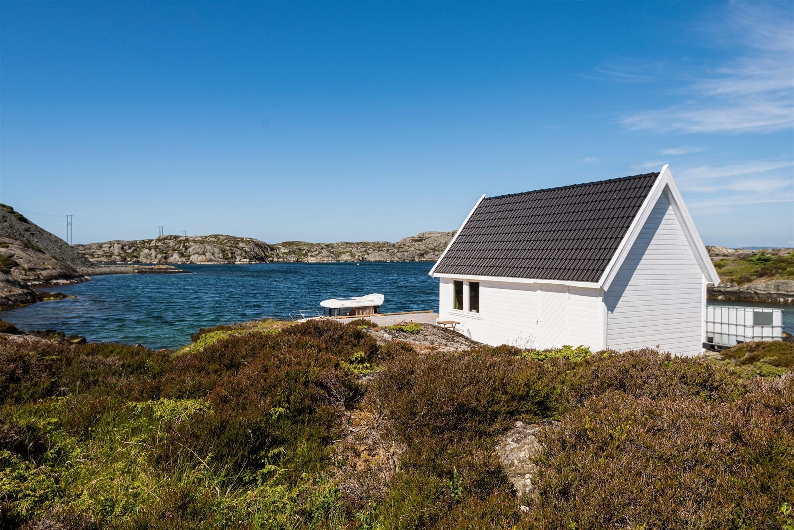 Området rundt eiendommen er meget idyllisk og man har et rolig havnebasseng like utenfor naustet Galleribilde