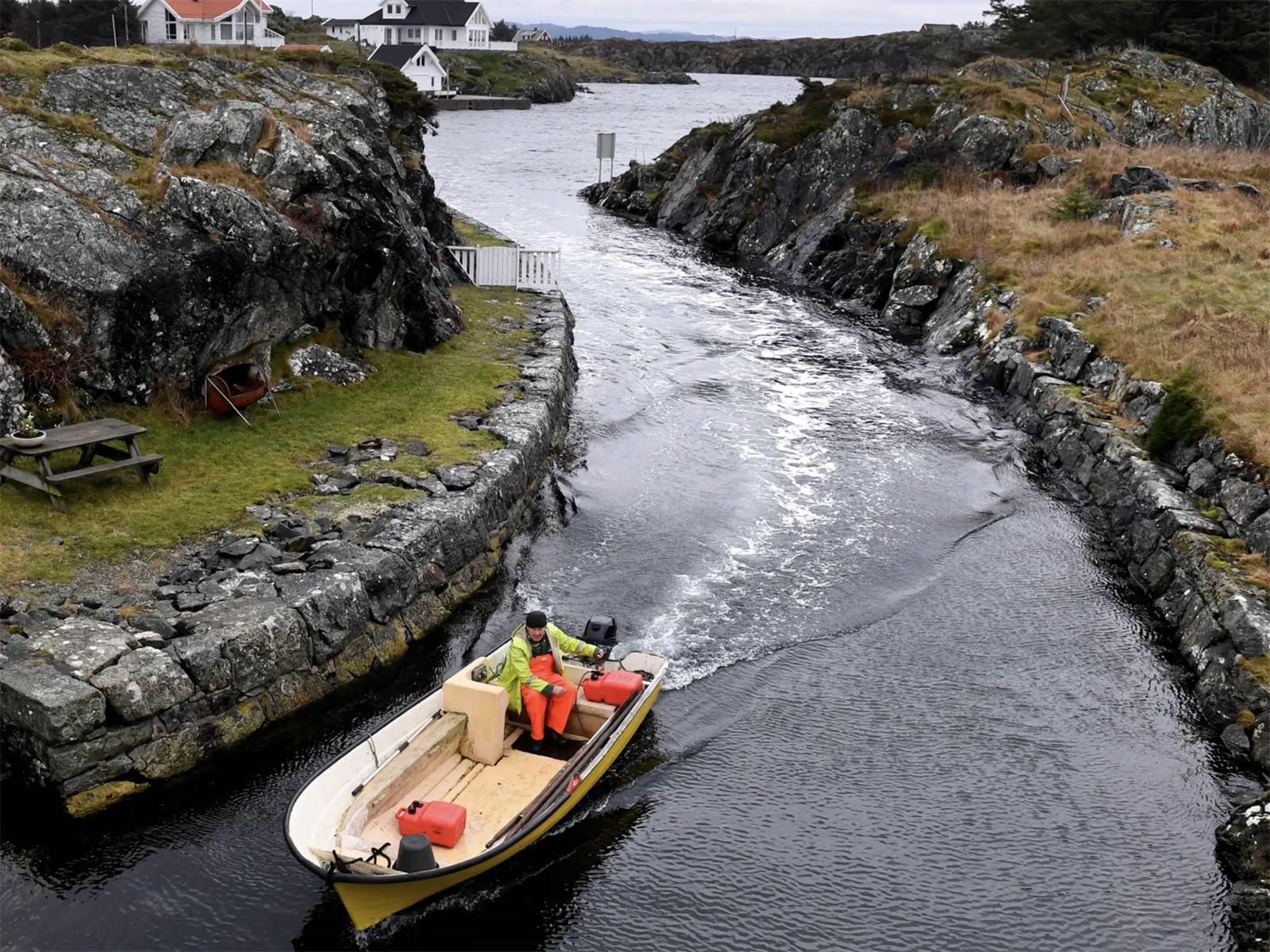 På Feøy finnes to naturlige havner, Austre og Vestre havn. Det var vanskelig å komme seg fra den ene til den andre havnen i uvær. Det ble bygget kanal mellom havnene, og denne stod ferdig i 1909. Kanalen er 200 meter lang, 10 meter bred og 3-4 meter dyp. Galleribilde