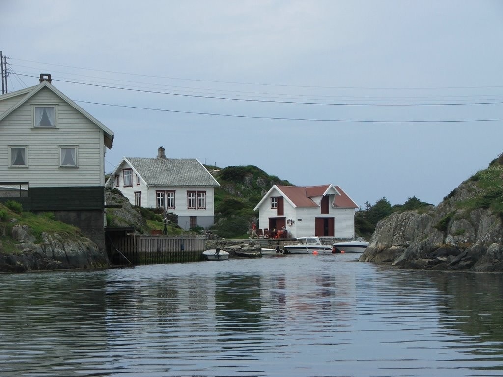 På Feøy finnes to naturlige havner, Austre og Vestre havn. Det var vanskelig å komme seg fra den ene til den andre havnen i uvær. Det ble bygget kanal mellom havnene, og denne stod ferdig i 1909. Kanalen er 200 meter lang, 10 meter bred og 3-4 meter dyp. Galleribilde