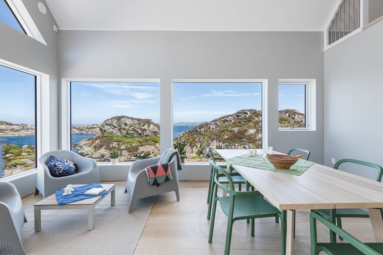Fra eiendommen er det spektakulær utsikt både sommer og vinterstid. Vinterstormene har sin helt egen sjarm her ute. Galleribilde