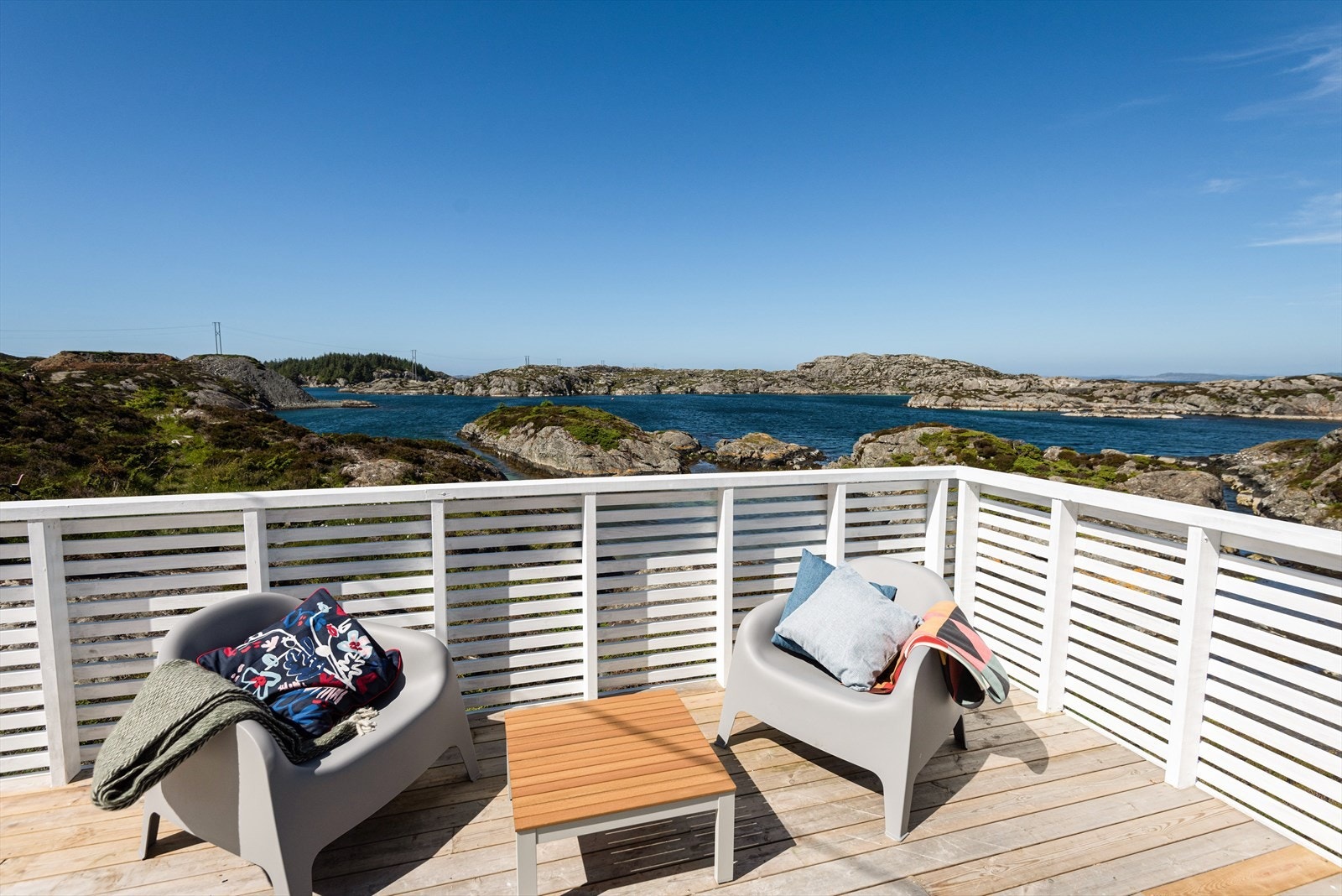 Fra terrassen på hytta kan man nyte naturen og den nydelig utsikten Galleribilde