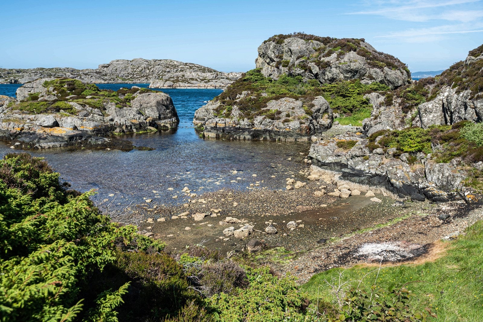 Like utenfor hytten er den en meget idyllisk vik som er perfekt for bading m.m. Her kan barn og voksne kose seg med gummibåt eller bademadrass Galleribilde