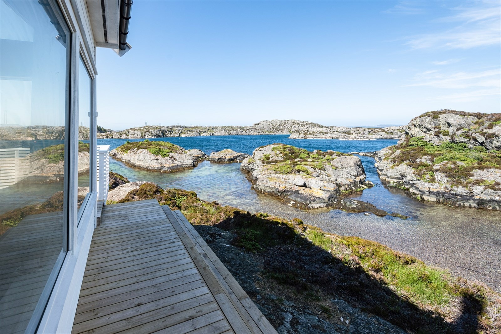 Fra terrassen har man fin utsikt ned mot badeviken Galleribilde