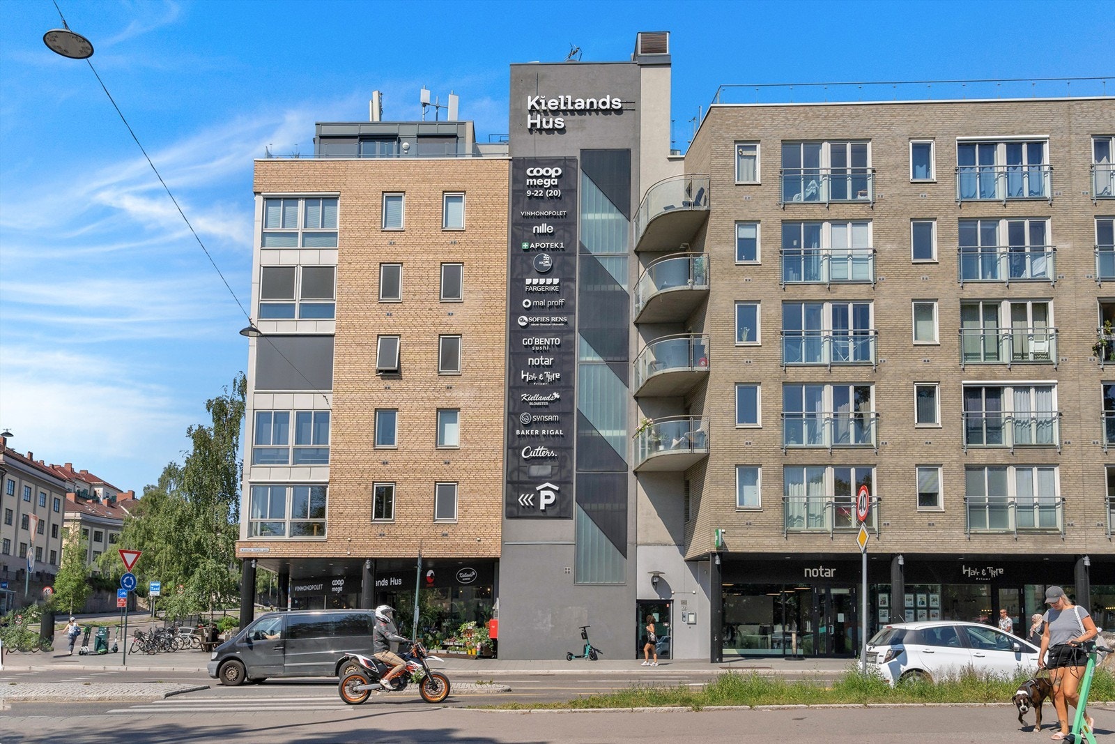Like ved ligger Alexander Kiellands plass, som de siste årene har gått gjennom en omfattende forvandling og nå fremstår som et pulserende treffpunkt for flere av de nærliggende bydelene. Galleribilde