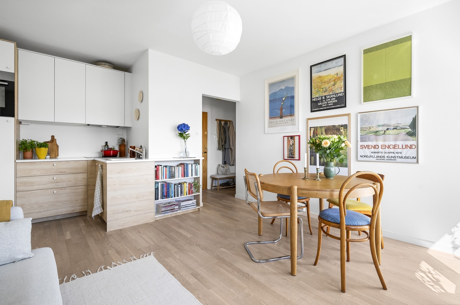Fra stuen er det utgang til balkong som er en fin forlengelse av rommet. Galleribilde