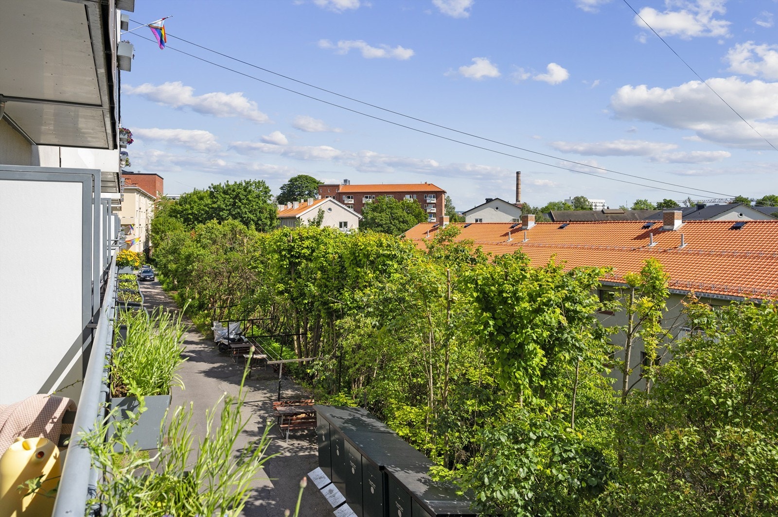 Balkongen er sydvendt og selger opplyser om sol sommerstid fra ca. klokken 9-18:30 (i mai). Galleribilde