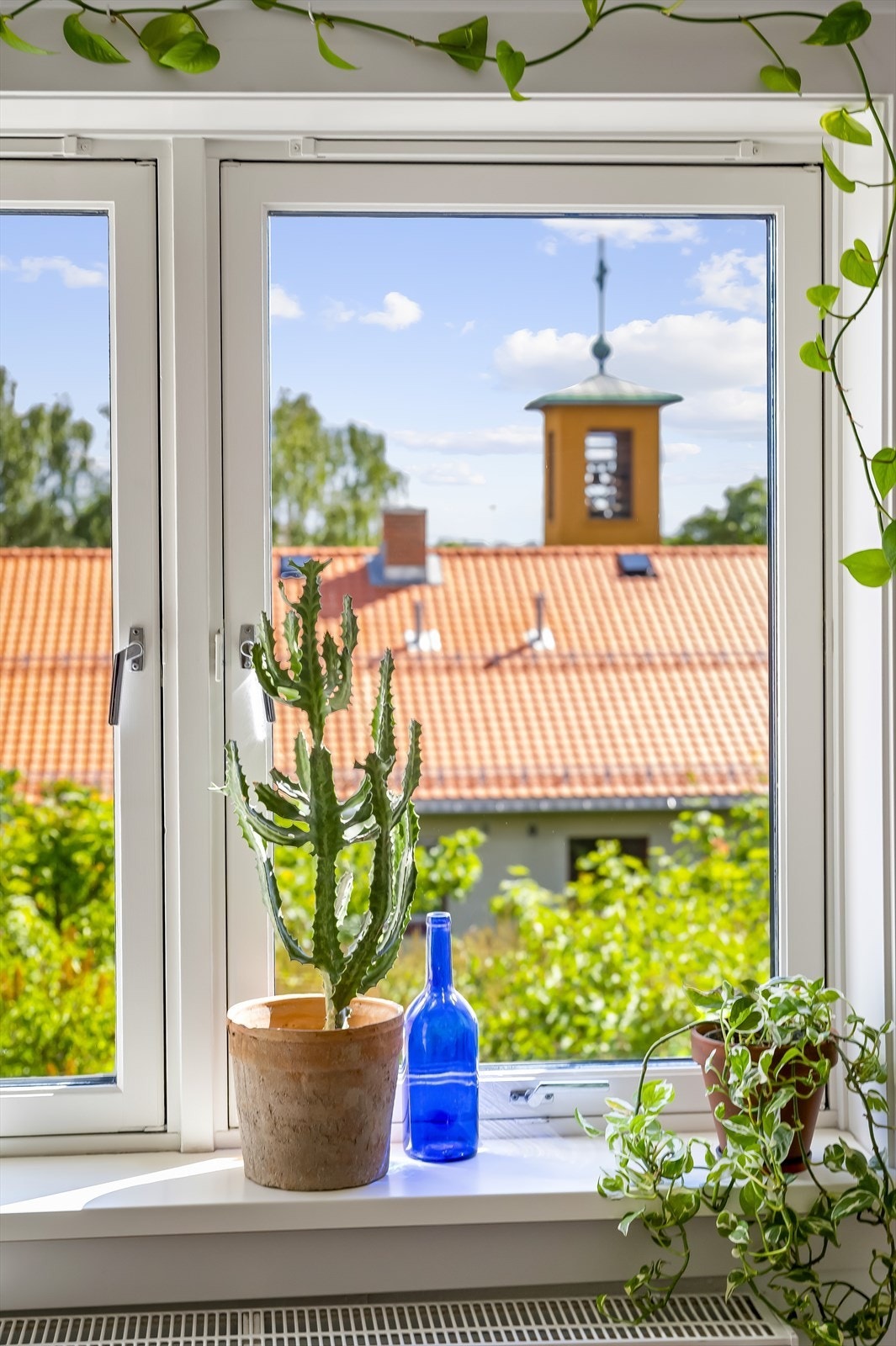 Store vindusflater gjør leiligheten mer åpen og luftig. Galleribilde