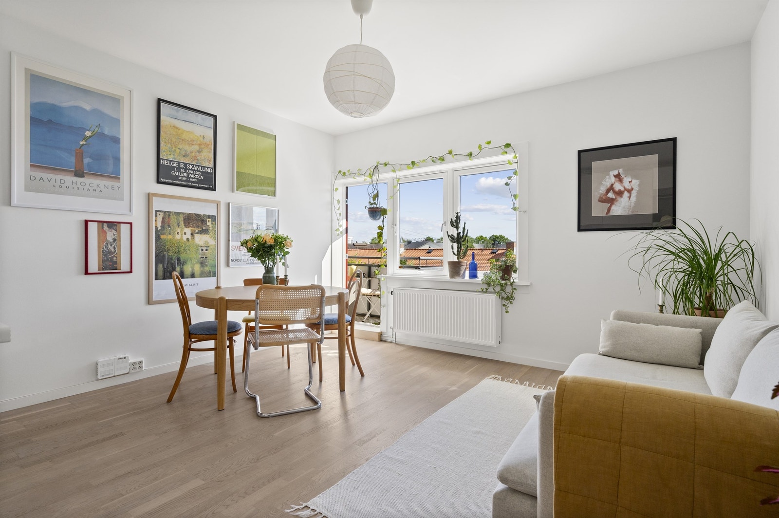 Her er det god plass til både sofagruppe, salongbord, tv-seksjon og spisebord. Et sosialt og hyggelig rom med plass til å invitere venner og familie til hyggelige sammenkomster. Galleribilde