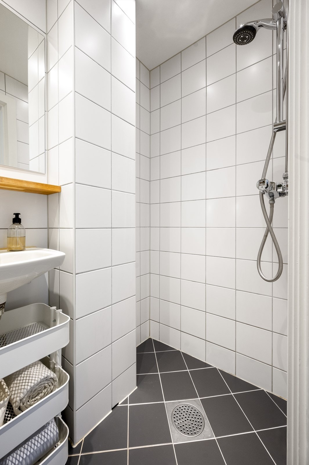 Videre har badet vegghengt toalett og dusjhjørne med forheng. Naturlig avtrekk. Galleribilde