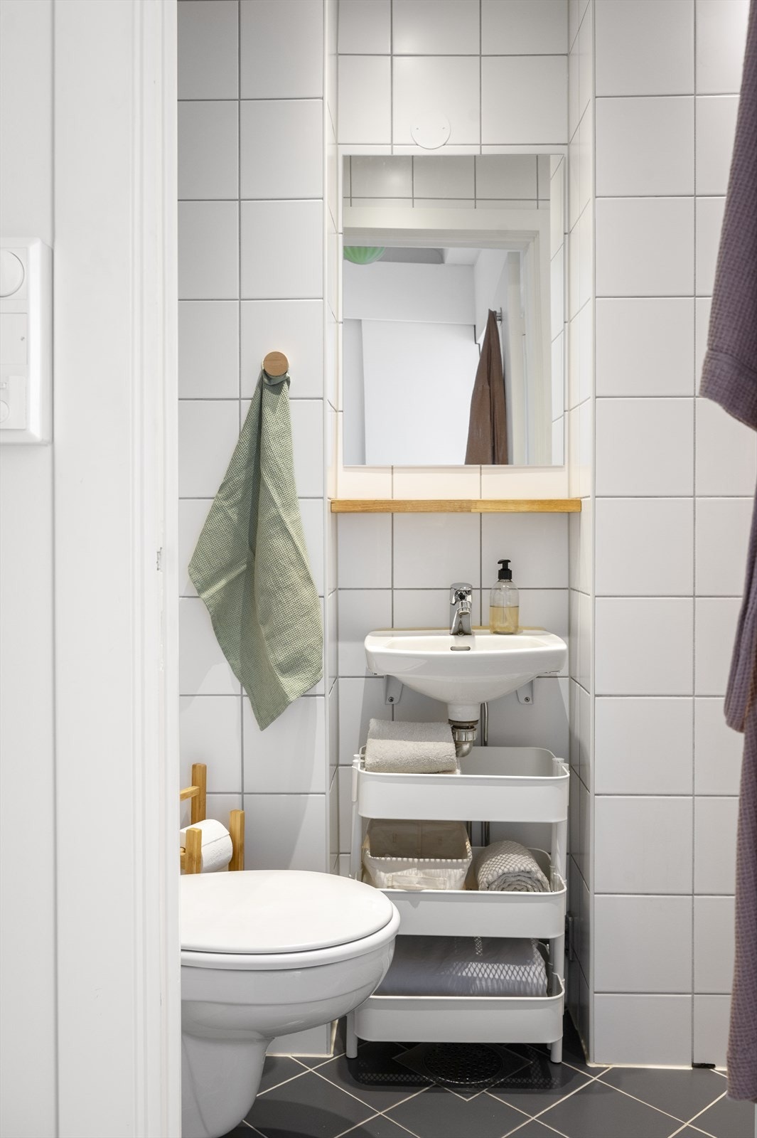Innredningen består av servantskap med ovenpåliggende servant, speil med belysning over servant og hyller for gode oppbevaringsmuligheter. Galleribilde