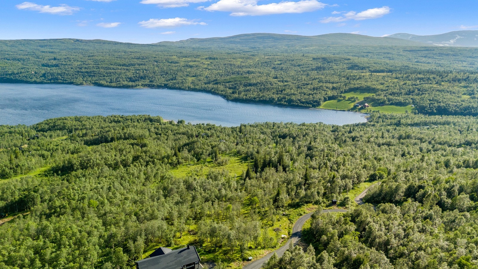Velkommen til Storvollen i populære Stugudal! Et attraktivt hyttefelt med svært gode sol- og utsiktsforhold. Galleribilde