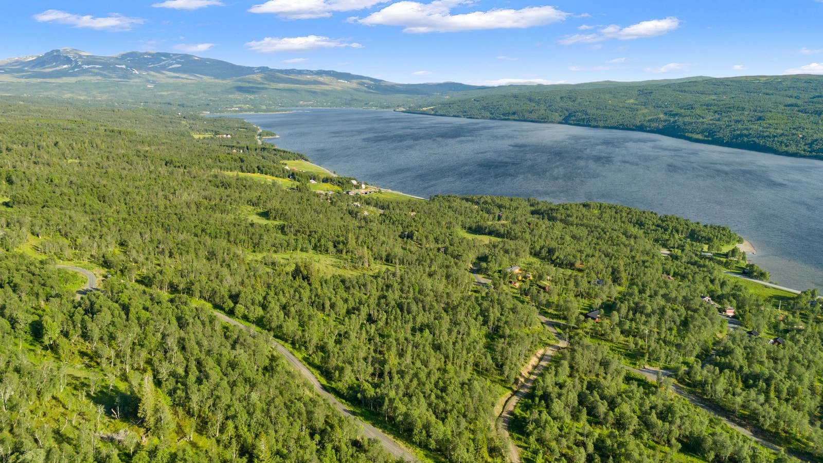 Her har man nærhet til oppkjørte ski- og scooterløyper, samt fantastiske turmuligheter både sommer og vinter. Galleribilde