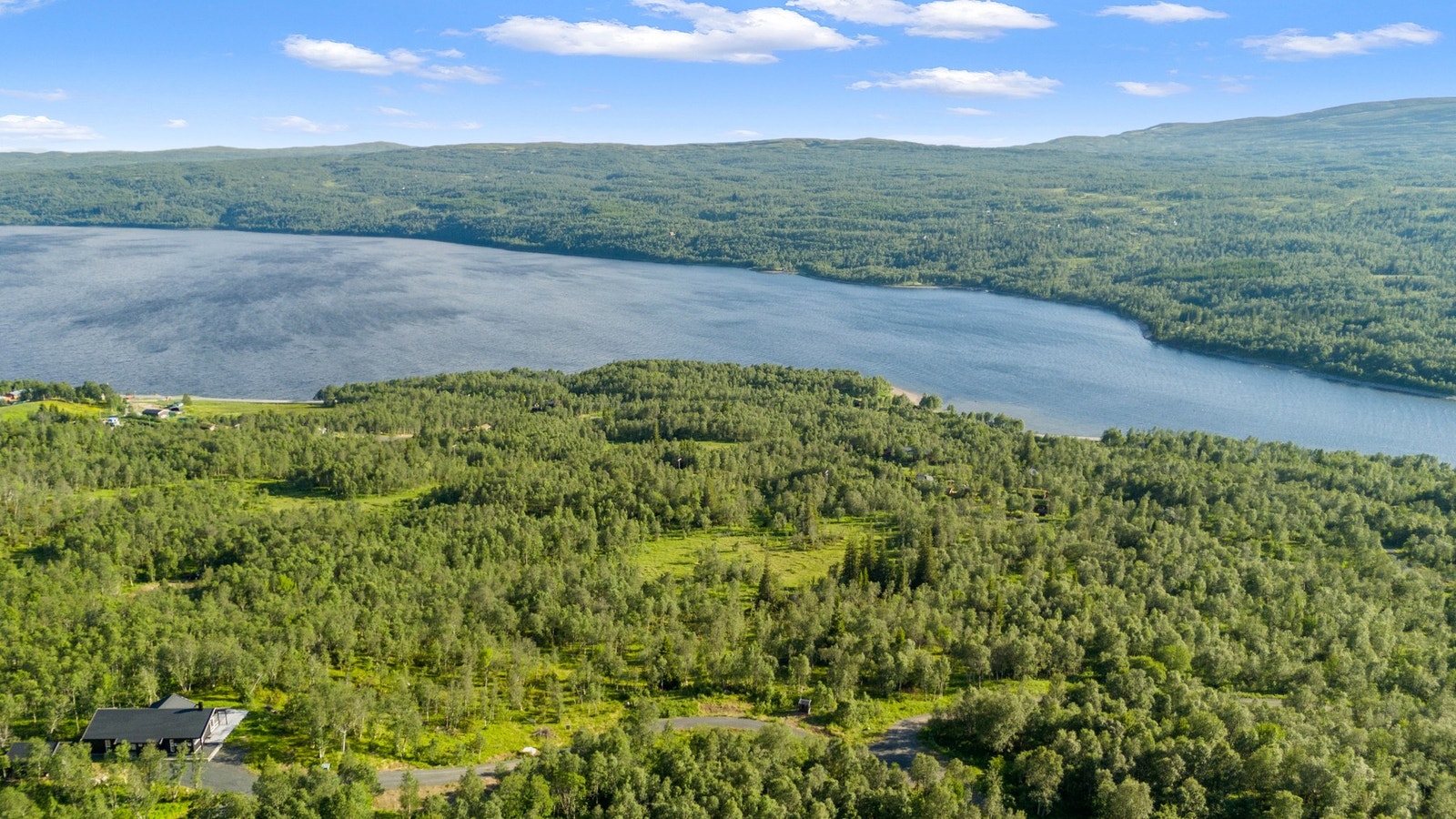 Hyttefeltet ligger meget fint til med fantastisk utsikt over Stuggusjøen og nærområdet. Galleribilde