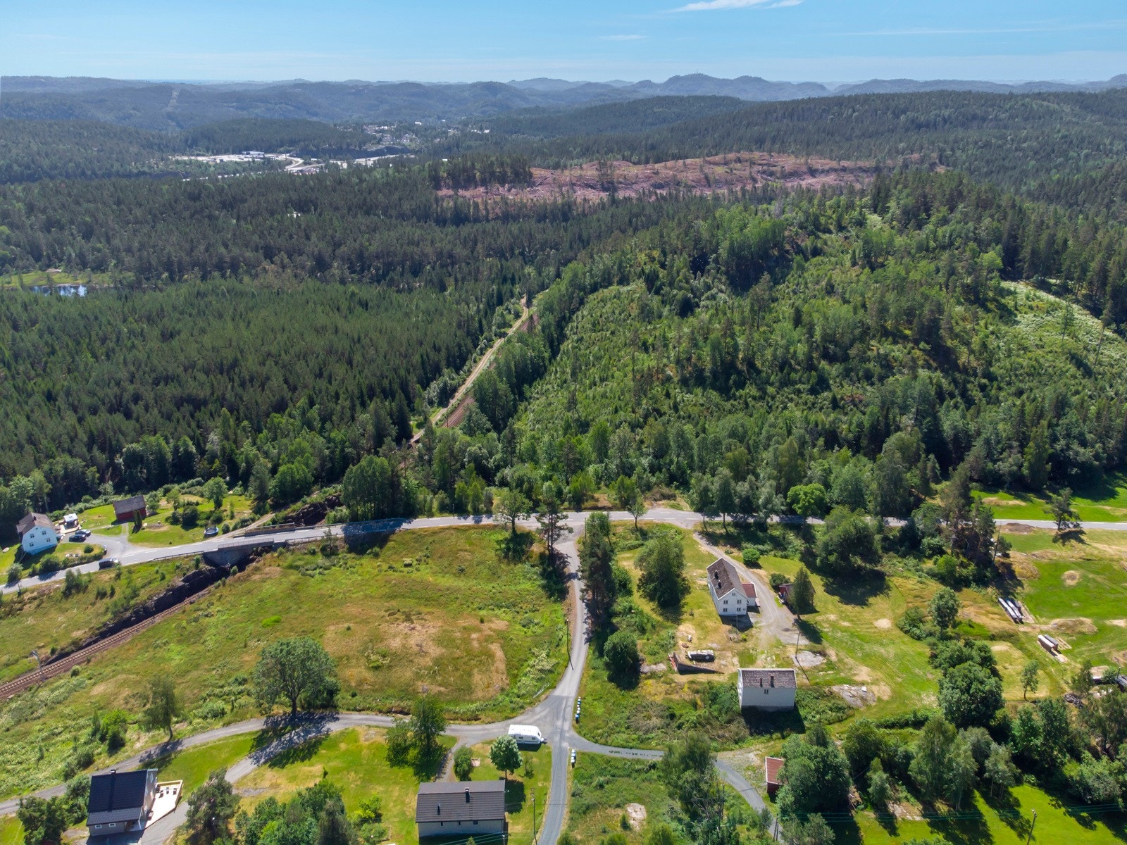 Bildet viser bla. store deler av den skogen som tilhører eiendommen. Skogen ligger på motsatt side av Grytingveien i forhold til bebyggelsen. Galleribilde