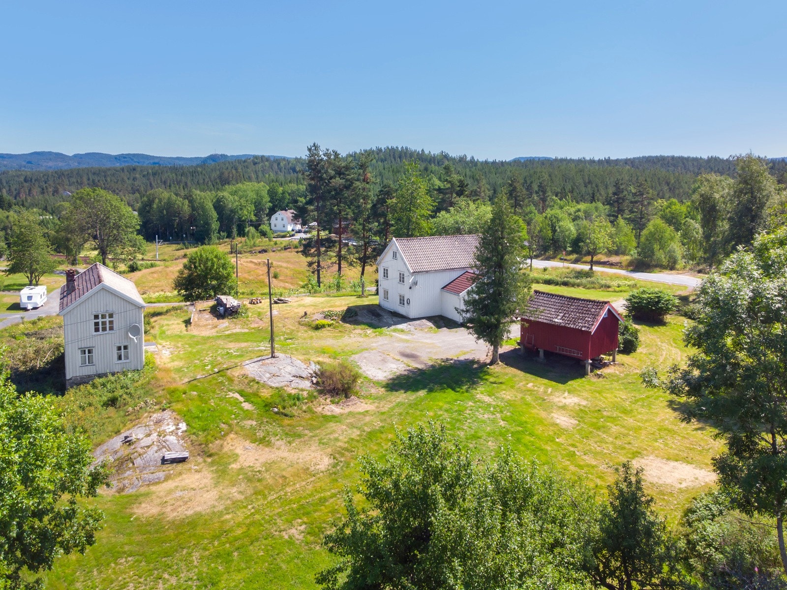 Eiendommen ligger i en mindre grend som heter Gryting og ligger få minutter fra E-18 og Brokelandsheia handelsområde. Galleribilde