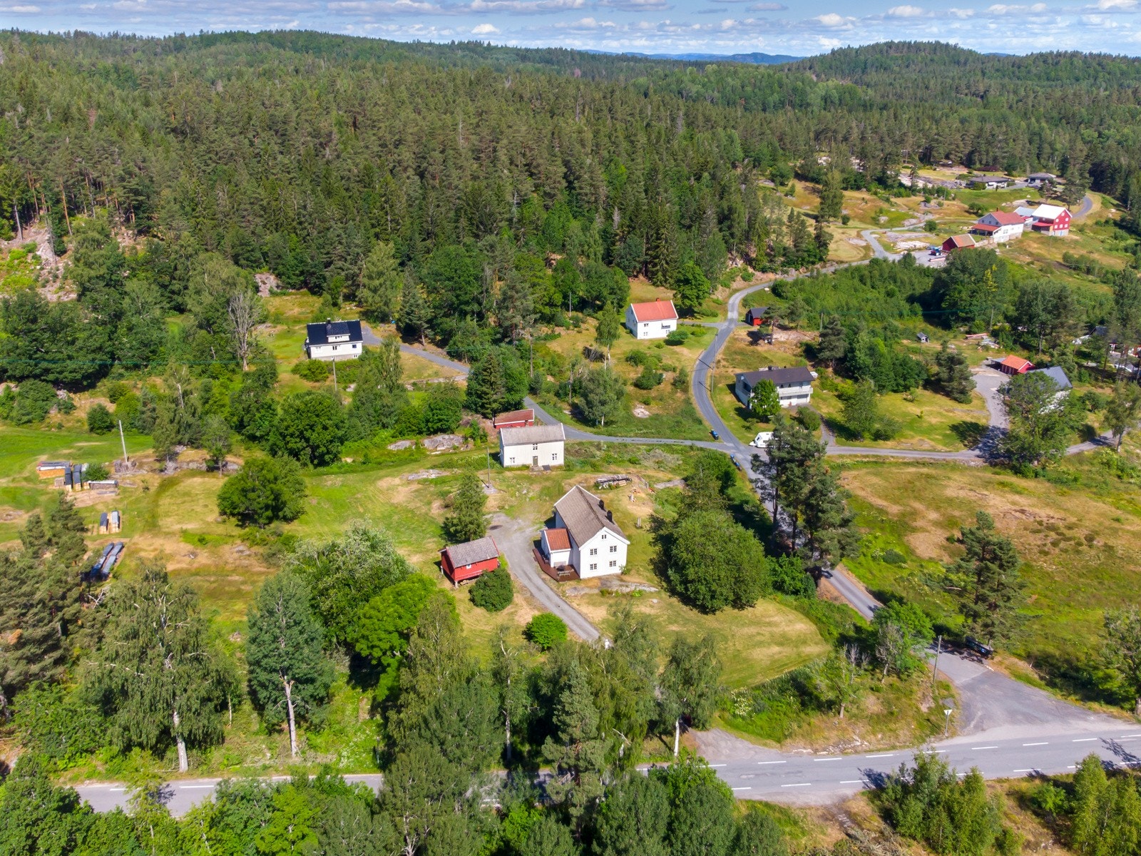 Eiendommen er i dag på ca. 97 daa med noe dyrket mark og noe skog Galleribilde
