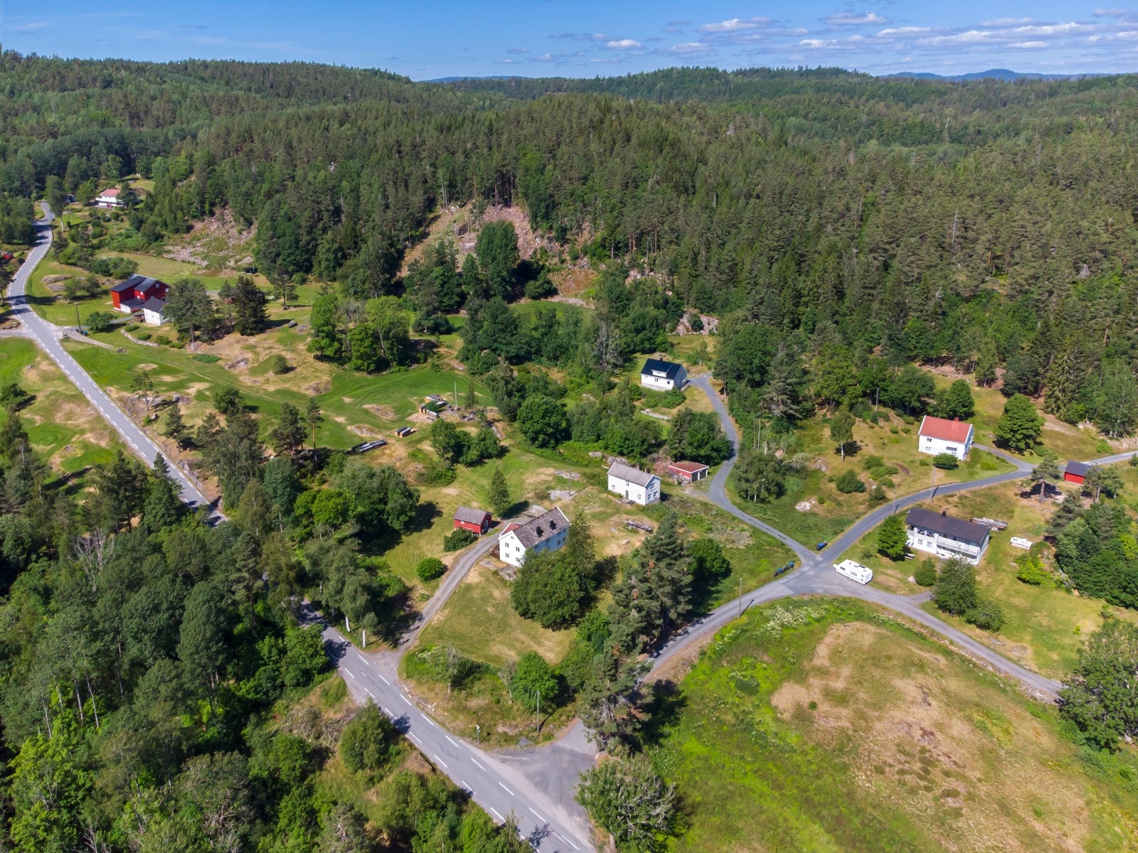 Fra gammelt av var dette en av hovedgårdene på Gryting. Mange av eiendommene og boligene i grenda er utskilt fra denne eiendommen. Galleribilde