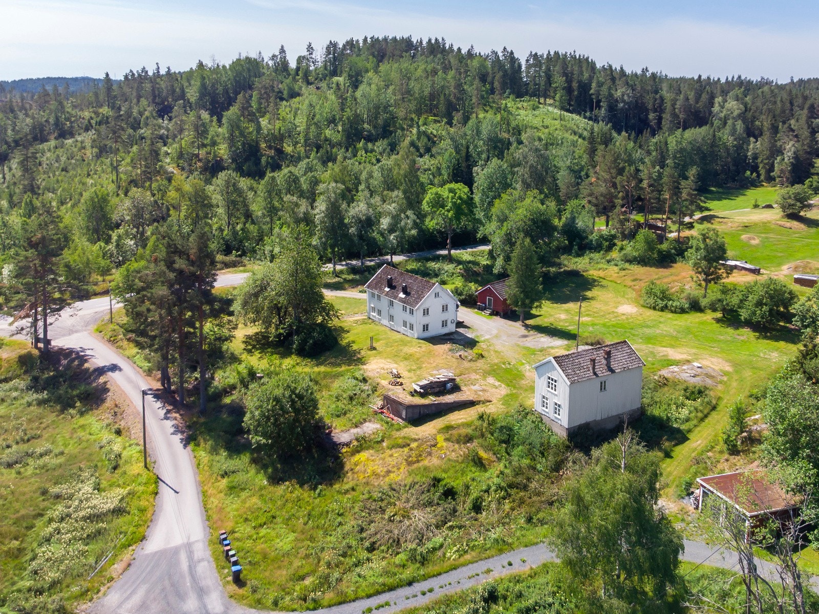 På eiendommen er det oppført et våningshus, eldhus og stabbur. Det var tidligere et stort uthus også på eiendommen, men det er tatt ned. I dag er det kun grunnmuren og deler av den gamle låvebroa som står igjen. Galleribilde