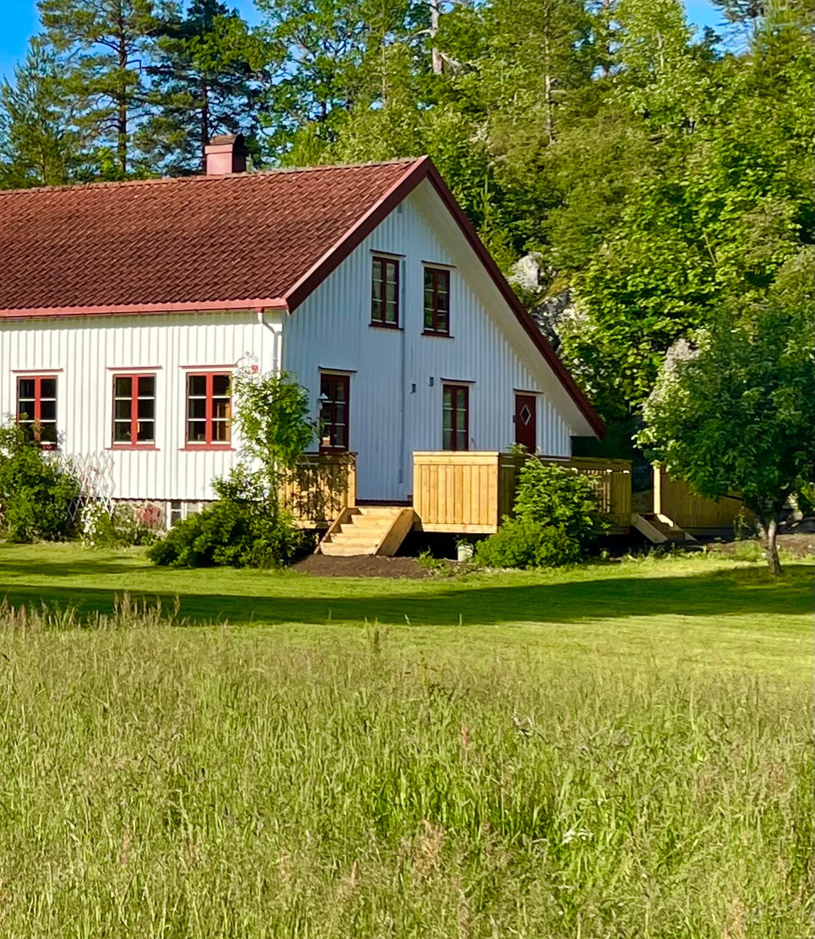 Fasade med ny terrasse og hage Galleribilde