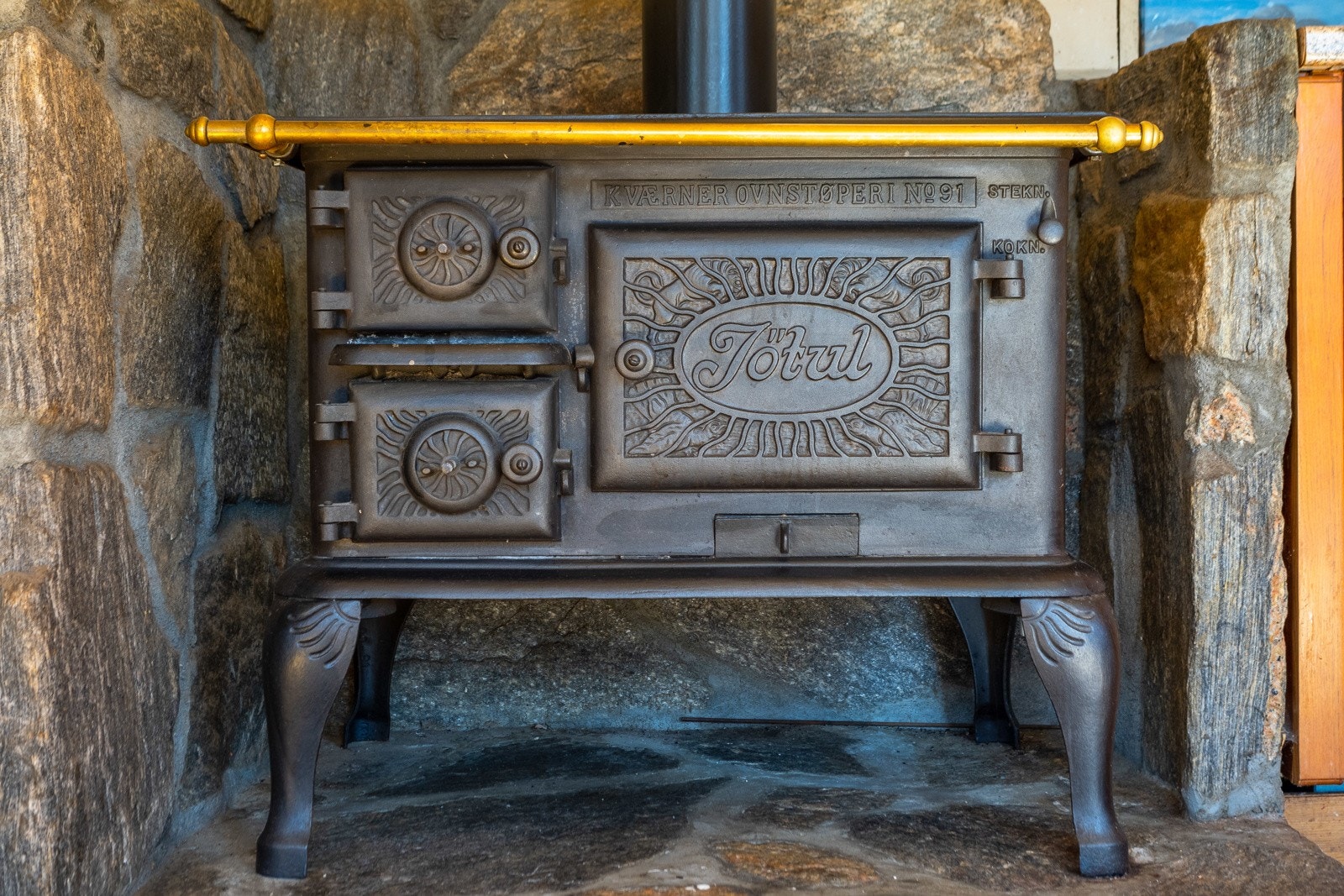 Jøtul vedfyrt komfyr som er fungerende Galleribilde