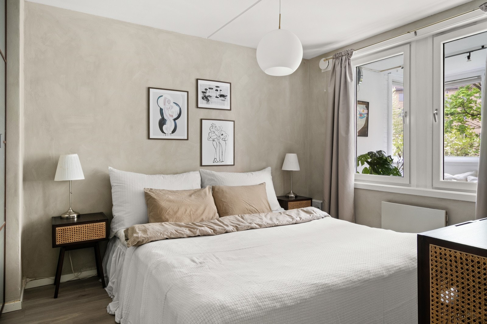 Soverom av god størrelse med plass til dobbeltseng og nattbord. Galleribilde