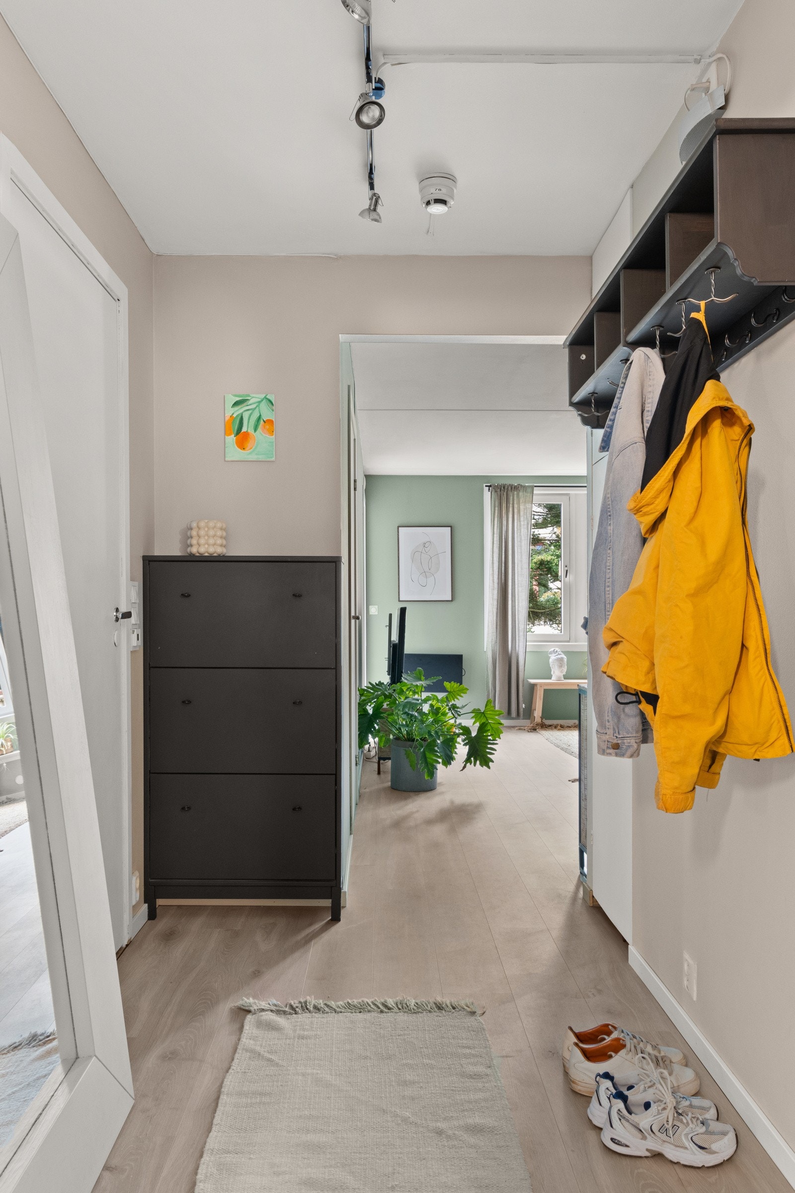 Innbydende entré med plass til skohyller og knaggrekker. Galleribilde