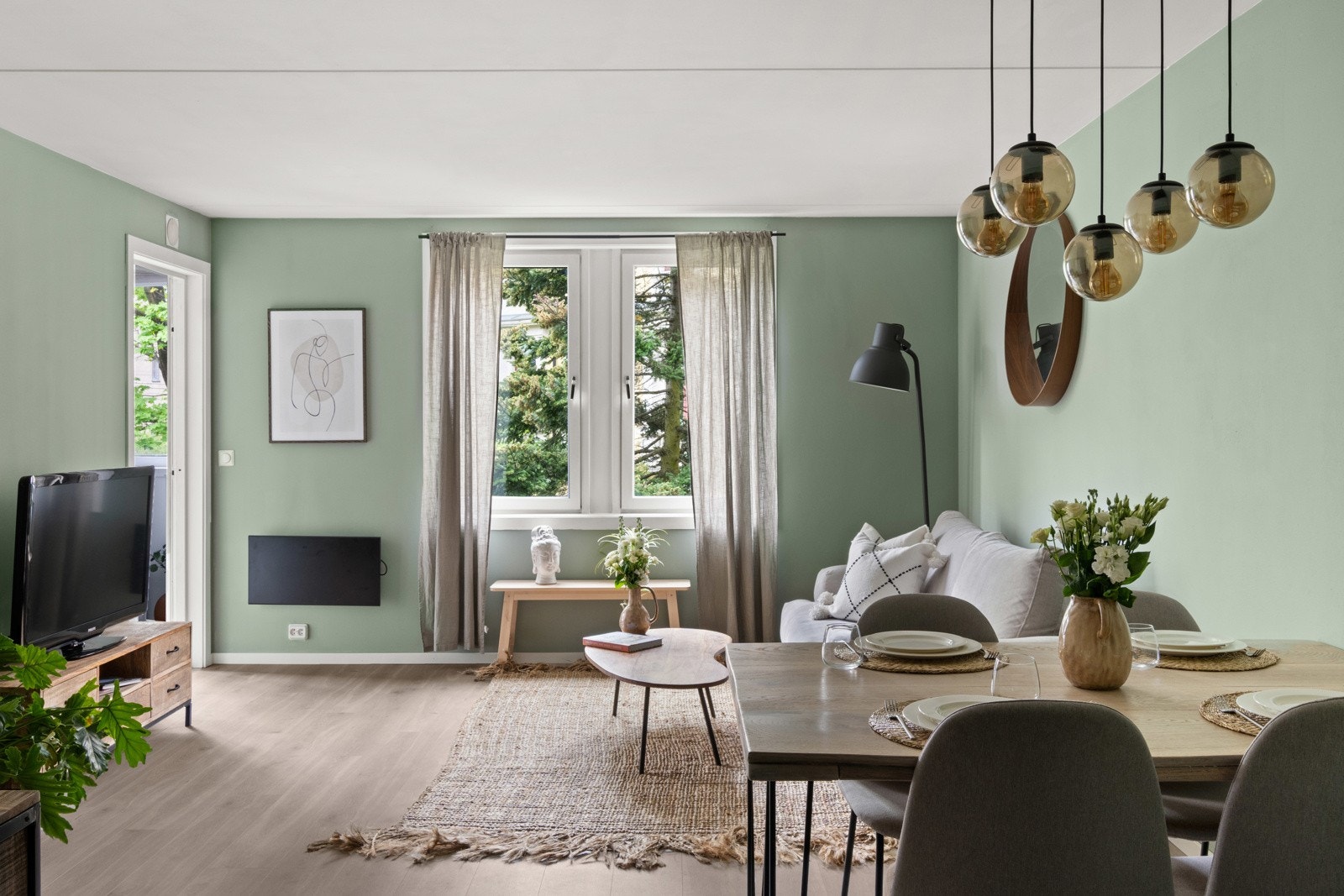 Romslig stue med god plass til både sofa og spisebord. Galleribilde