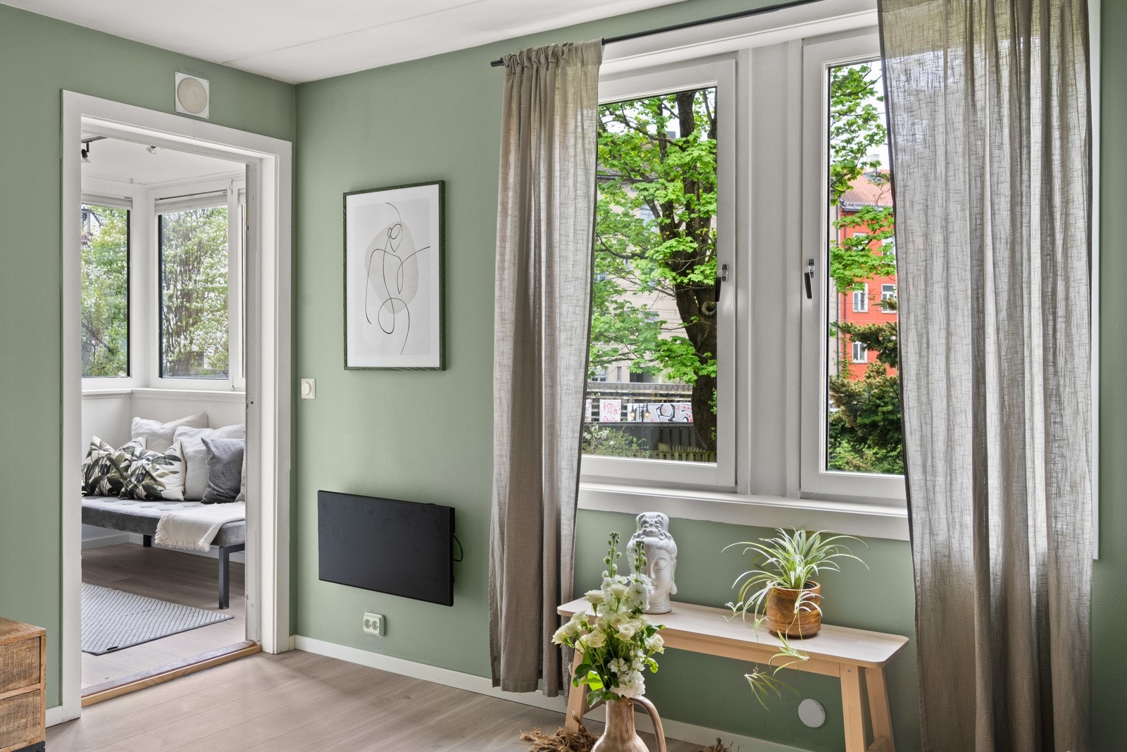 Utgang til vinterhage/innglasset balkong fra stue. Galleribilde