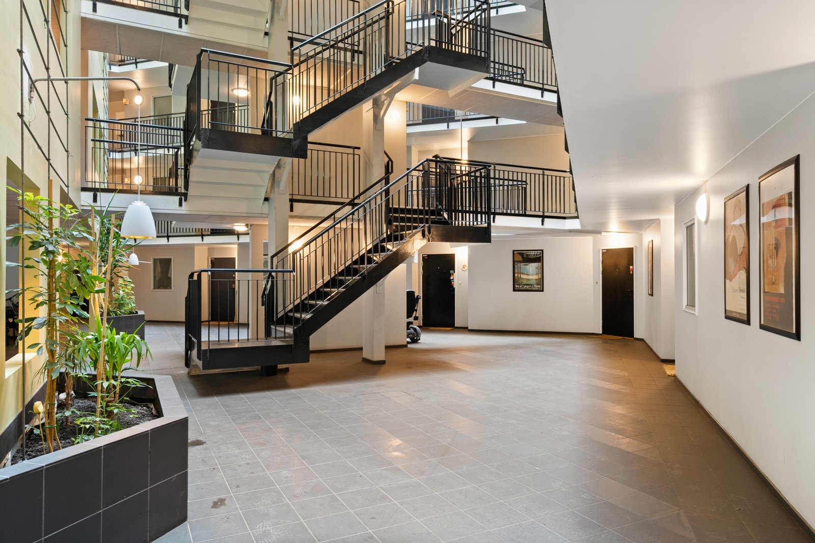 Arkitektonisk og spennende atrium med svalgang. Galleribilde