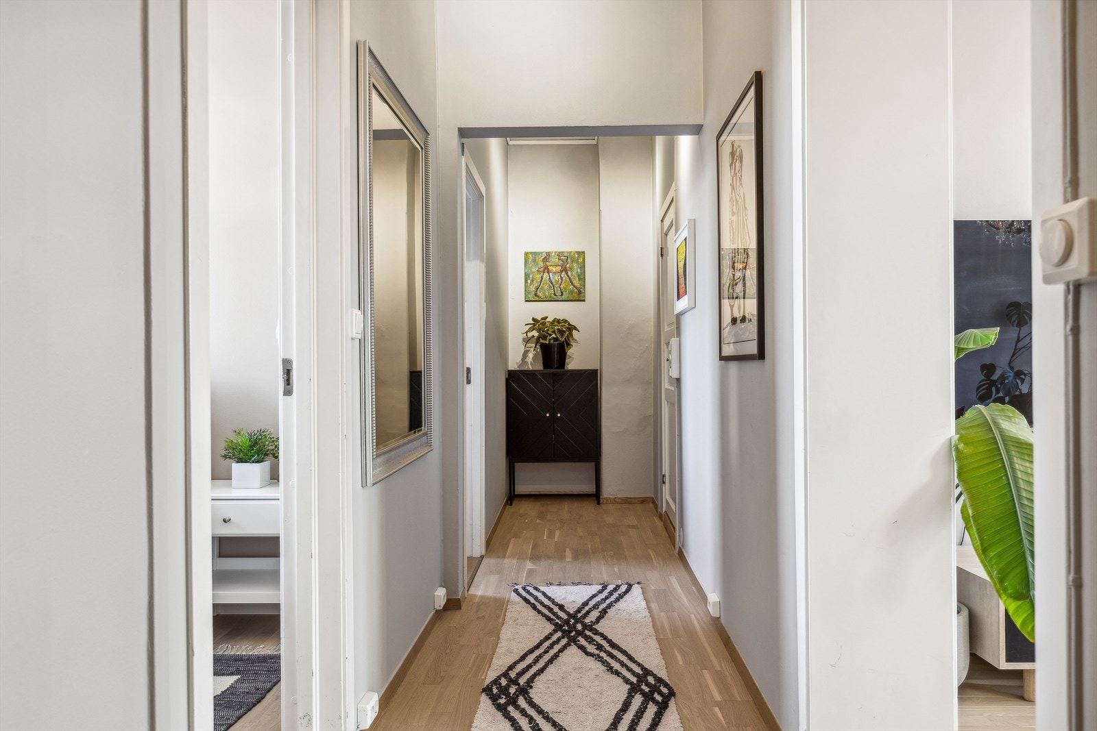 Velkommen inn - her ønskes du velkommen inn i lys entrè med plass til å henge fra deg ytterklær. Galleribilde