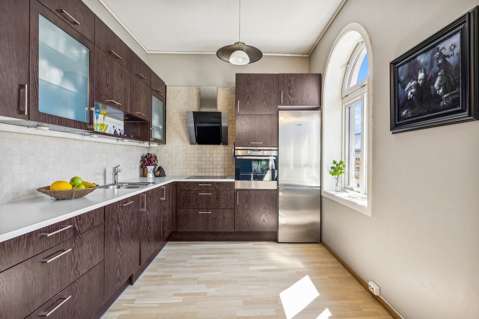 Kjøkkenet ligger i delvis åpning til stuen, som gjør rommet mer sosialt ved besøk. Kjøkkenet er innredet i en praktisk form, med godt med skap- og oppbevaringsplass. Galleribilde