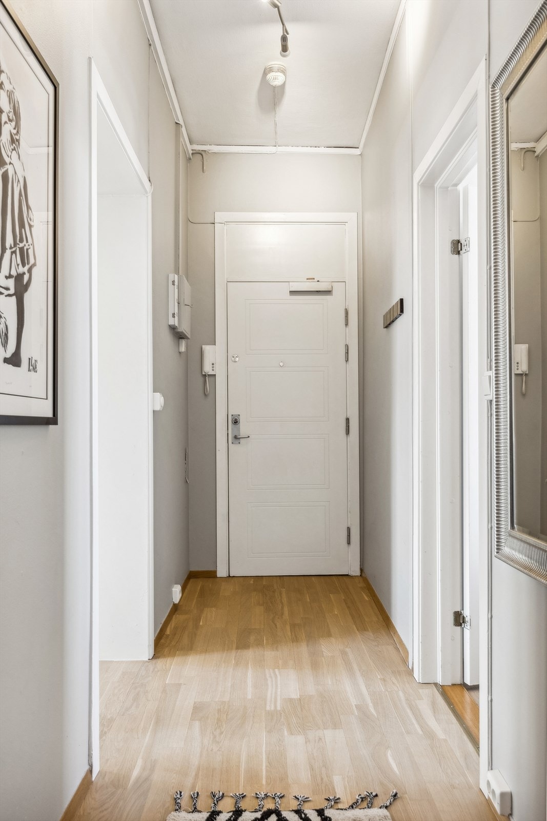 Det er adkomst til leiligheten via felles trappegang, og opp i femte etasje. Galleribilde