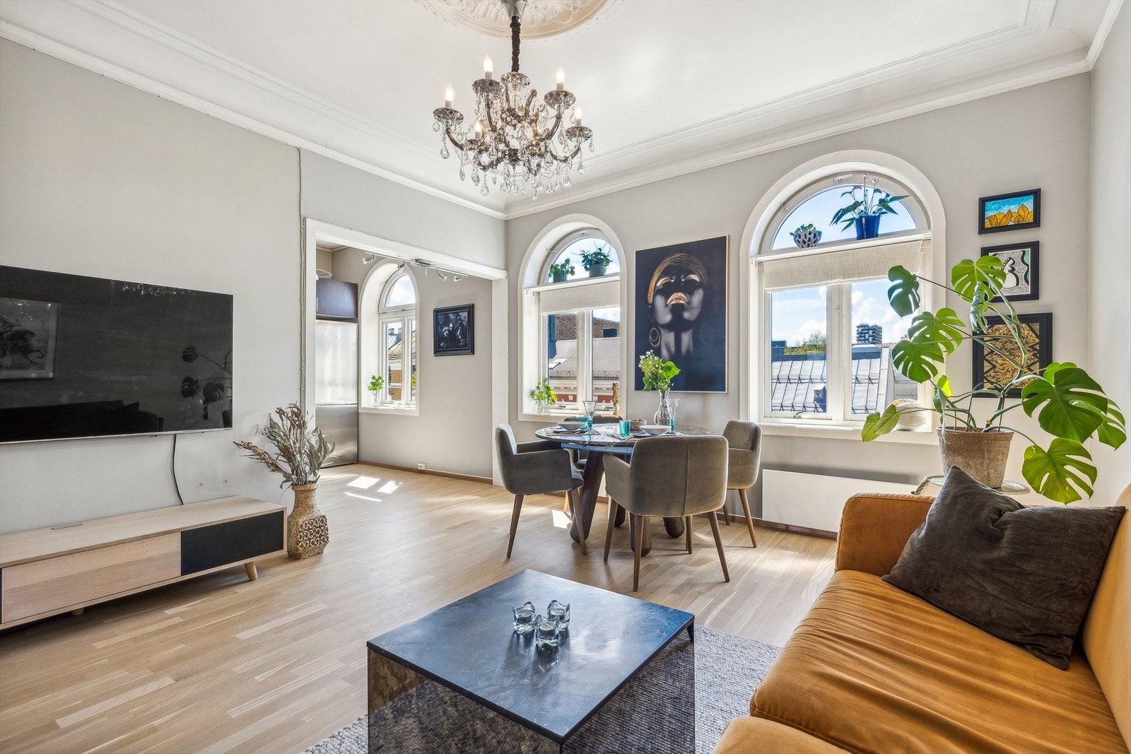 Gjennom vindusflatene slippes det inn naturlig lys, som skaper en god atmosfære i rommet. Galleribilde