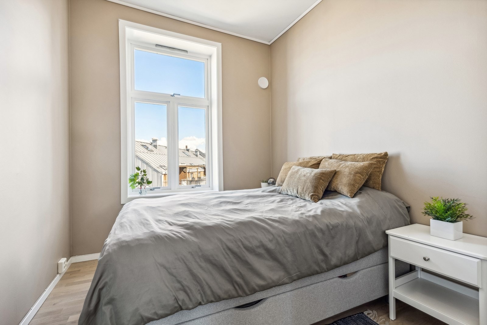 Videre byr leiligheten på to romslige soverom som er vendt mot rolig bakgård. Galleribilde