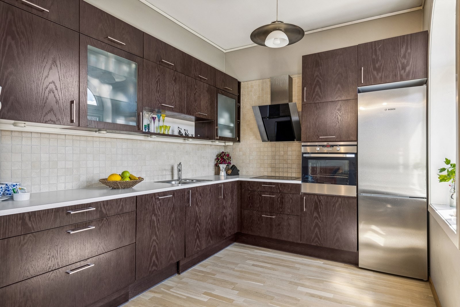 Innredningen er i mørk utførelse og lys benkeplate. Videre er kjøkkenet utstyrt med koketopp, stekeovn, oppvaskmaskin og plass til frittstående kjøleskap. Se pkt. innbo og løsøre for nærmere informasjon om hvilken hvitevarer som medfølger. Galleribilde