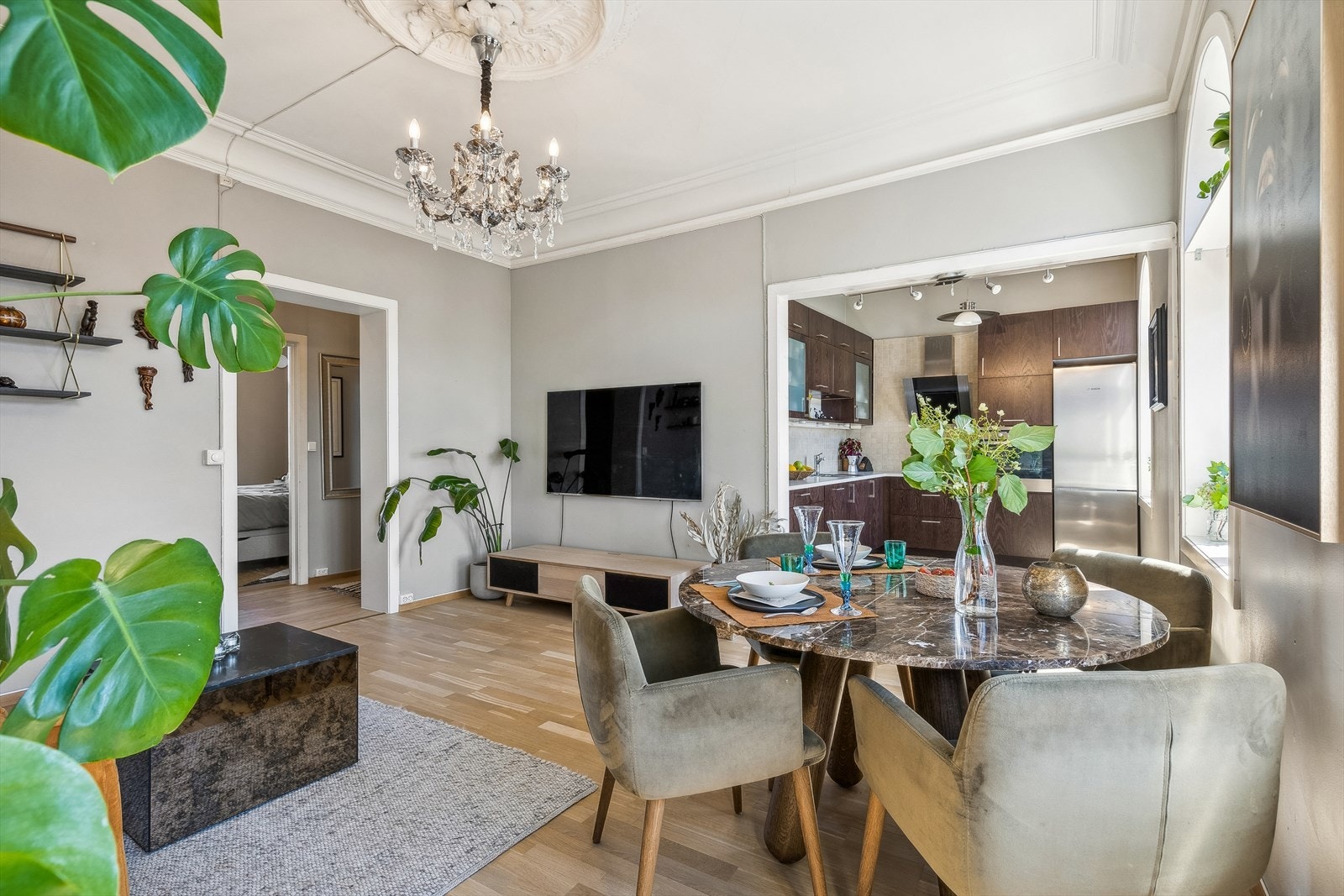 Leiligheten byr på lyse og luftige oppholdsrom.
Stuen er romslig og har god plass til sofa med tilhørende møblement for å skape den stuen du selv ønsker. Galleribilde