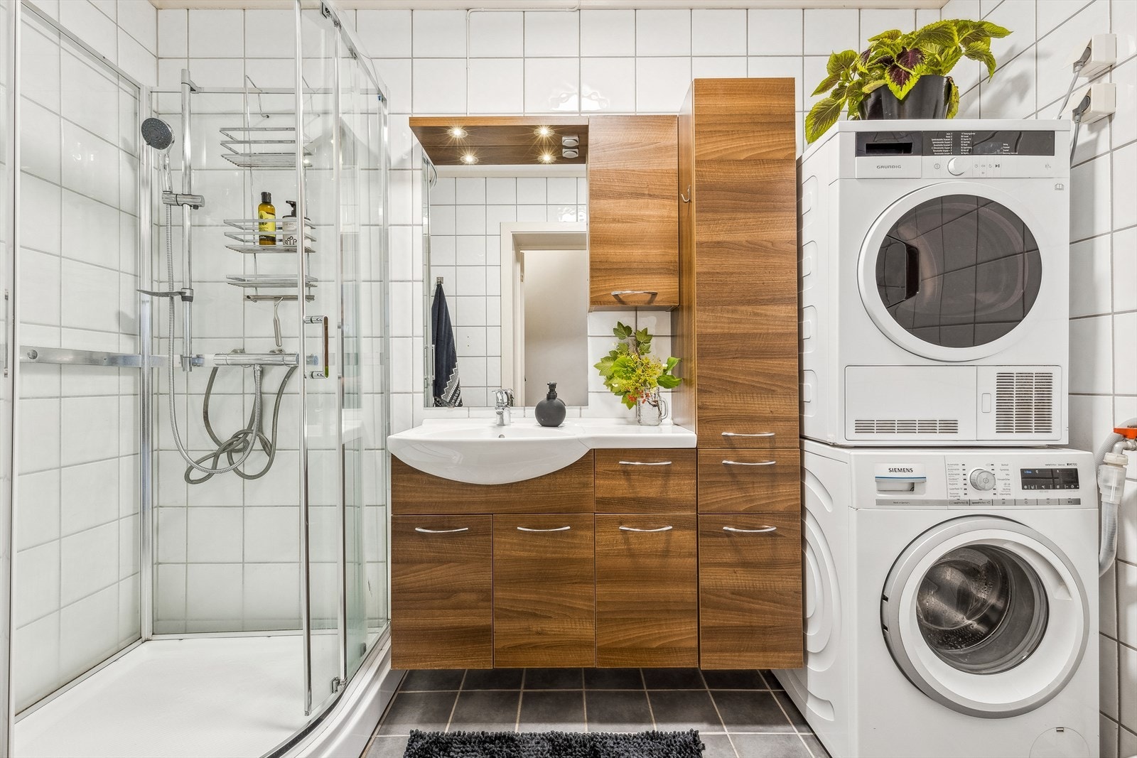 Baderommet er med fliselagte overflater på vegger og gulv. Galleribilde