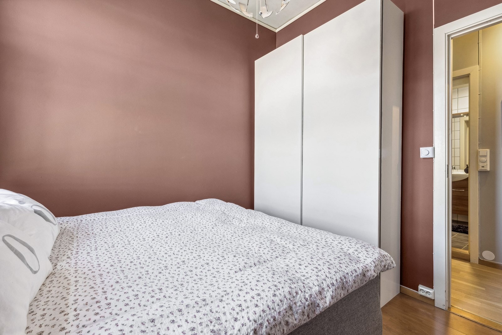 Garderobeskap på begge soverommene medfølger. Galleribilde