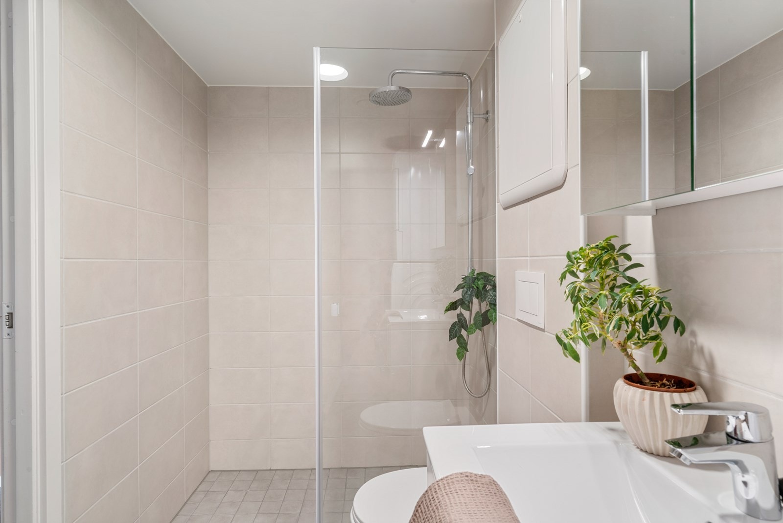 - Her får man virkelig spafølelsen i eget hjem. Badet måler 4,6 m² - Galleribilde