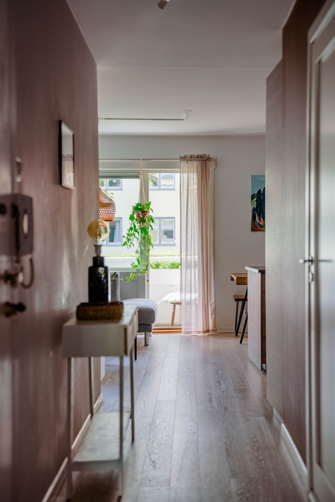 Velkommen inn! I leiligheten får du et umiddelbart godt og gjennomført førsteinntrykk. Galleribilde